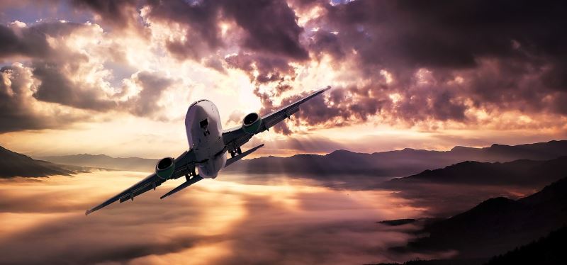 Avión de seguimiento en las nubes